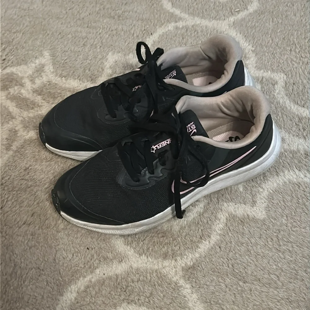 Nike Starrunner Black & Pink Sneakers, size 3.5 Youth - Picture 3 of 6